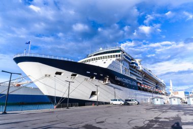 KOPER, SLOVENIA - 18 Eylül 2016 tarihinde Koper, Slovenya 'dan ayrılmadan önce Lüks yolcu gemisi.