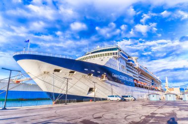 KOPER, SLOVENIA - 18 Eylül 2016 tarihinde Koper, Slovenya 'dan ayrılmadan önce Lüks yolcu gemisi.