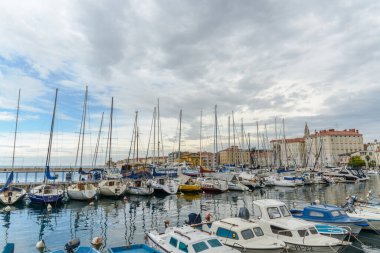 PİRAN, SLOVENIA - 18 Eylül 2016 'da Slovenya' nın Piran kentinde Buidlings ve marina.