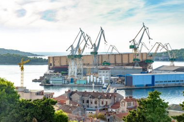 PULA, CROATIA - 17 Eylül 2016 'da Hırvatistan' ın Pula kentindeki gemi ve liman.