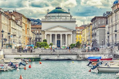 TRIESTE İTALYA - 12 Eylül 2016 'da İtalya' nın Trieste kentinde Sant 'Antonio Kilisesi.