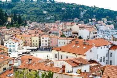 PİRAN, SLOVENIA - 12 Eylül 2016 'da Slovenya' nın Piran kentinde Tartini Meydanı 'nın Buidlings' i.