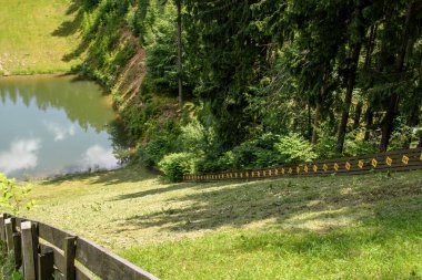 KARPACZ, POLAND - 2 Temmuz 2016 'da Polonya' nın Karpacz kentinde yaz ayında kayakla atlama.