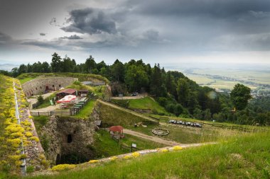 Polonya 'daki Gümüş Dağ Kalesi manzarası
