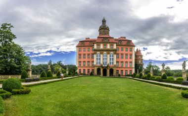 WALBRZYCH, POLAND - 29 Temmuz 2016 'da Polonya' nın Walbrzych kentinde bulunan Barok Şatosu Ksiaz.
