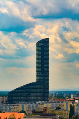 WROCLAW POLAND - 26 Haziran 2016 'da Polonya' nın Wroclaw kentinde St. Elizabeth Kilisesi 'nin en yüksek binası olan Gökyüzü Kulesi.