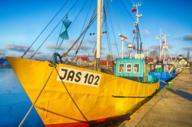 İskelede eski bir tekne var.