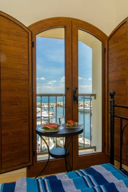 Marina Manzaralı Kahvaltı