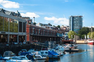 BRISTOL, İngiltere - 9 Haziran: Bristol 'da demirlemiş teknelerin görüntüsü 
