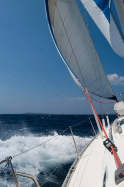 Yat yelkenleri ve beyaz dalgalar