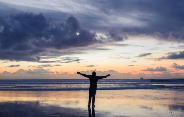 Sahilde adam eller açık