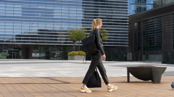 Zelfverzekerde zakenvrouw die dwars door het moderne kantoorcentrum loopt. Vrouw is verslaafd aan zwarte kleur. — Stockvideo