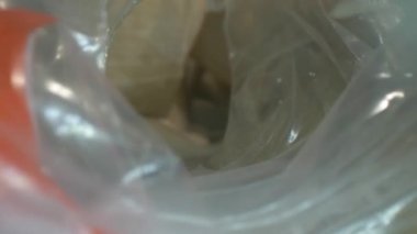 Paketin içinde ev yapımı hamur tatlısı var. Sonda lensi iç görünüm.