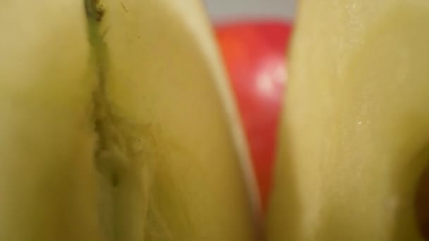 İçerideki elmaların makro görüntüsü. Dilimlenmiş elmalar iki ayrı parçaya ayrılır.. — Stok video