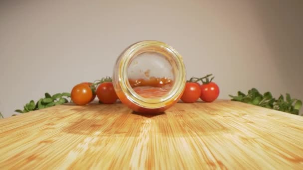 从宏观上看瓶子里的自制番茄酱.探测器镜头。背景中的番茄和幼苗. — 图库视频影像
