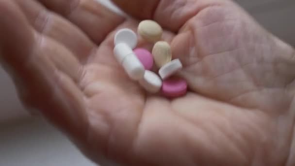 Poruszający zastrzyk pomarszczonych tabletek uspokajających dla seniorów. Różne tabletki leku kolor w jednym ujęciu. — Wideo stockowe