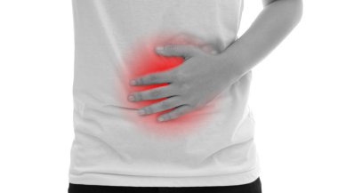 Beyaz adam olarak karın ağrısı çeken adam