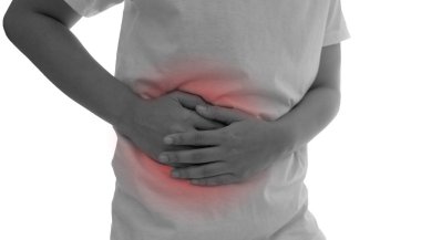 Beyaz adam olarak karın ağrısı çeken adam