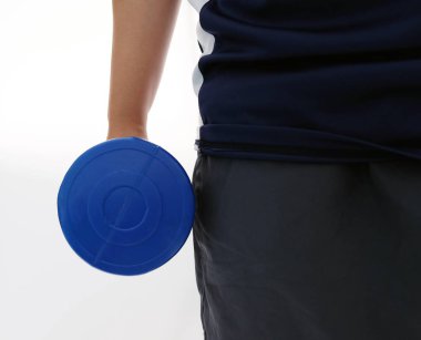 Fitness adam etmek izole beyaz arka plan üzerinde tutuyor