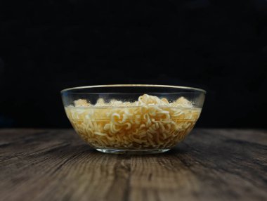 Anlık erişte ve cam kase üzerinde siyah adam yakın çekim