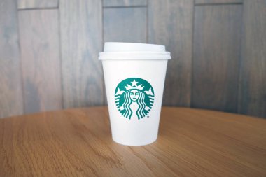 Bangkok, Tayland - 15 Haziran 2018: Beyaz kahve fincanı ahşap masa üzerinde Starbucks logosu ile