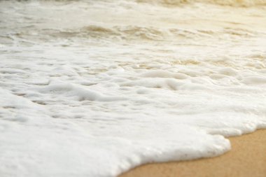 Yumuşak okyanus dalgası kumlu beac üzerinde