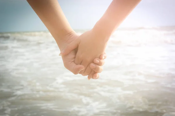 Couple Holding Hands Beac — Stock Photo, Image