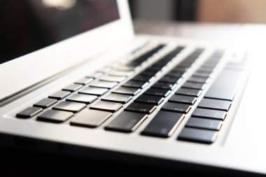 Laptop klavye ile seçici odak yakın çekim