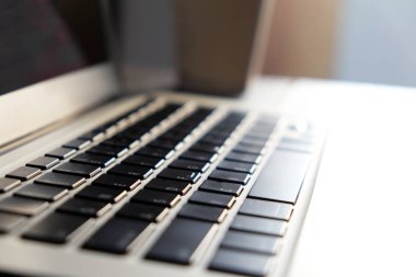 Laptop klavye ile seçici odak yakın çekim