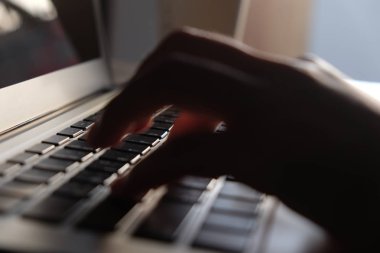 Dizüstü keyboard.selective focu yazarak kadının elleri