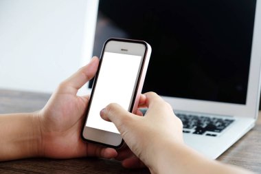 Memur akıllı telefon kullanan kadın elinde