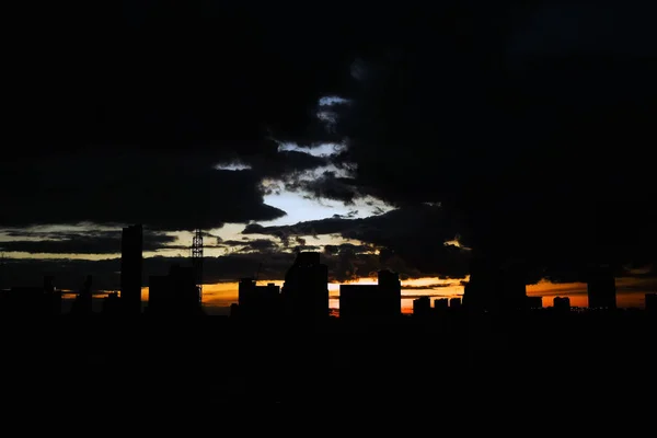 Sonnenuntergang Über Der Stadt Mit Wolken — Stockfoto
