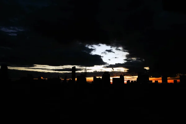 Puesta Sol Sobre Ciudad Con Nubes — Foto de Stock