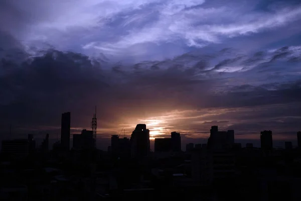 Puesta Sol Sobre Ciudad Con Nubes — Foto de Stock