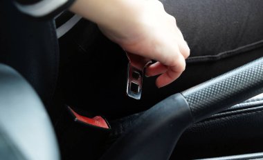 Arabada vites kolu vites kadına el