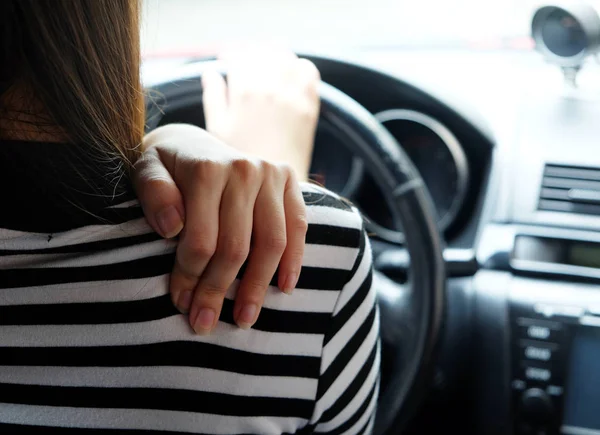 Закрыть Женщину Болью Шее Плече Время Вождения Автомобиля Долгое Вождение — стоковое фото
