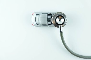 Araba beyaz arka plan, araba kontrol, tamir ve bakım kavramı üzerinde kontrol stetoskop