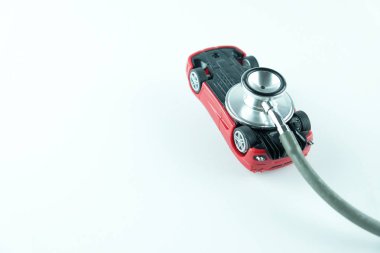 Araba beyaz arka plan, araba kontrol, tamir ve bakım kavramı üzerinde kontrol stetoskop