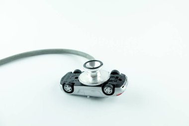 Araba beyaz arka plan, araba kontrol, tamir ve bakım kavramı üzerinde kontrol stetoskop