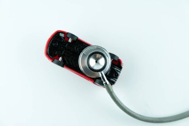 Araba beyaz arka plan, araba kontrol, tamir ve bakım kavramı üzerinde kontrol stetoskop