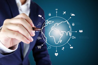Global Iot.Internet şeyler teknoloji kavramının satırı simgesi ile işaret eden işadamı