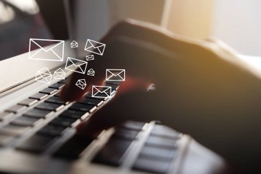 E-posta concept.selective odak göndermek için e-posta simgesi ile dizüstü bilgisayar kullanarak kadın el yakın çekim