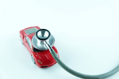 Araba beyaz arka plan, araba kontrol, tamir ve bakım kavramı üzerinde kontrol stetoskop