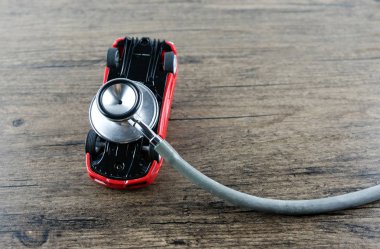 Ahşap masa, araba kontrol, tamir ve bakım kavramı üzerinde araba kontrol stetoskop