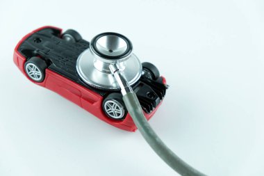 Araba beyaz arka plan, araba kontrol, tamir ve bakım kavramı üzerinde kontrol stetoskop