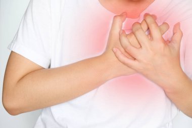 Adam beyaz arka plan üzerinde kalp ağrısı muzdarip, sağlık ve tıp kavramı