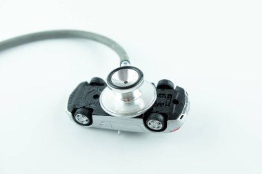 Araba beyaz arka plan, araba kontrol, tamir ve bakım kavramı üzerinde kontrol stetoskop