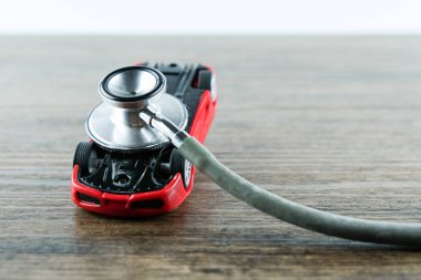 Ahşap masa, araba kontrol, tamir ve bakım kavramı üzerinde araba kontrol stetoskop