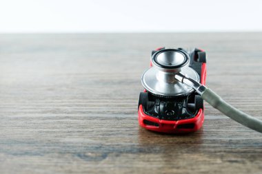 Ahşap masa, araba kontrol, tamir ve bakım kavramı üzerinde araba kontrol stetoskop