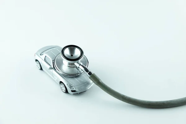 Stetoskop Sprawdzanie Samochodu Białym Tle Pojęcie Kontroli Samochodów Naprawa Konserwacja — Zdjęcie stockowe